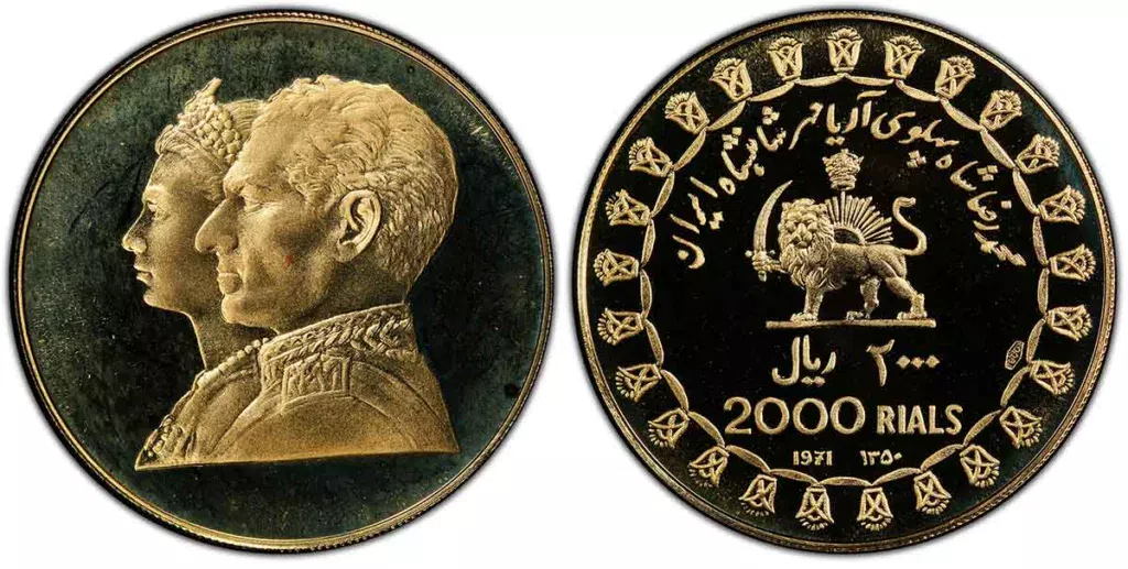 نمای روبه‌رو از پشت و روی سکه ۲۰ ریالی که تصویر محمدرضا پهلوی و همسرش فرح پهلوی است و در روی دیگر آن نقش شیر و خورشید به‌چشم می‌خورد.
