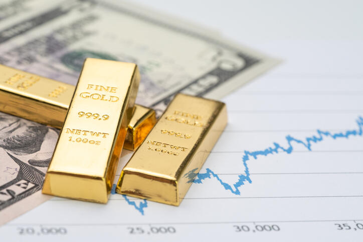 تصویر سه شمش طلا و دلار آمریکا در کنار نمودار نوسانی