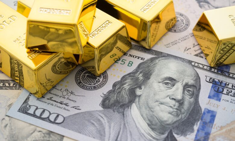 تصویر از 5 شمش طلا و دلار آمریکا که ارزش طلا و بازار جهانی را نشان می‌دهد.