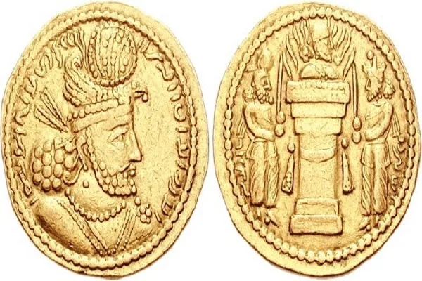 نمای پشت و روی یک سکه طلای دوران ساسانی که در یک طرف عکس پادشاه و در طرف دیگر نشانه‌ای از فرهنگ آن زمان را به تصویر کشیدند.
