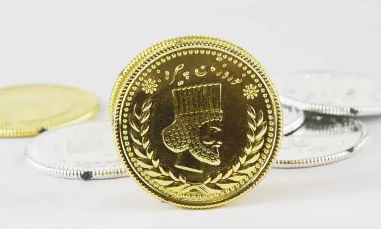 تصویر عکس سکه پارسیان از روبه‌رو در کنار سکه‌های نقره‌ای خوابیده روی پس‌زمینه سفید