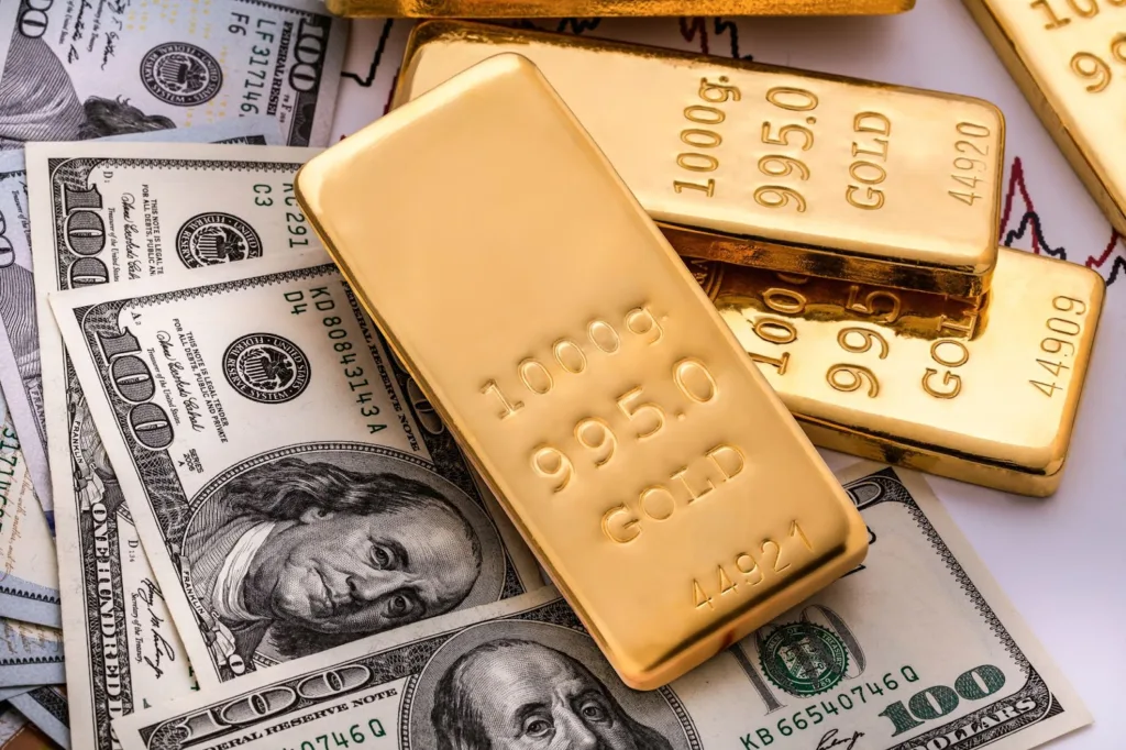 سه عدد شمش طلا و تعدادی دسته دلار آمریکا