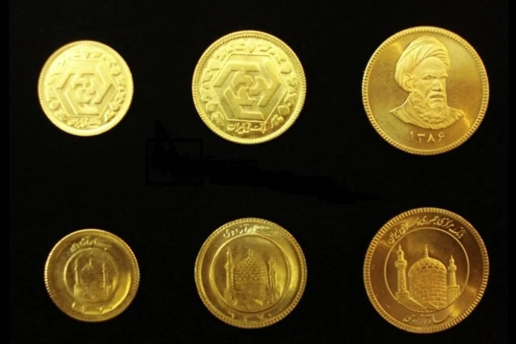 نمای روبه‌رو از دو طرف سکه ربع و نیم بهار آزادی در کنار تصویر دو طرف تمام سکه امامی با پس‌زمینه مشکی 