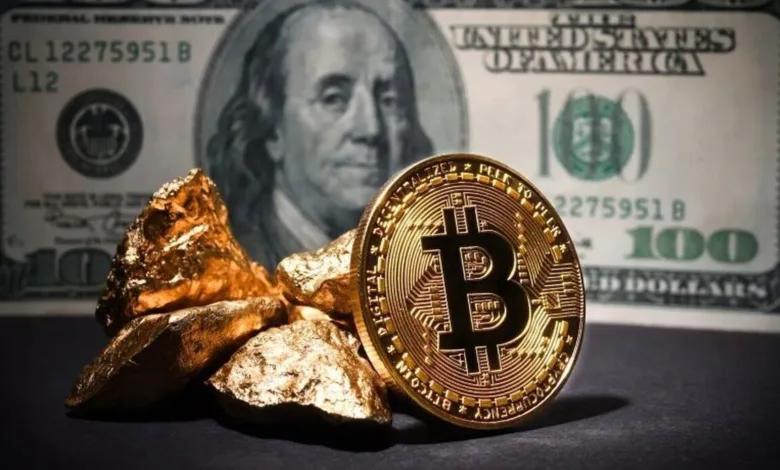 یک سکه بیت کوین، تعدادی طلای آبشده و یک اسکناس 100 دلاری