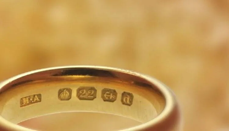 نمای داخلی از کد شناسایی یک دستبند طلا
