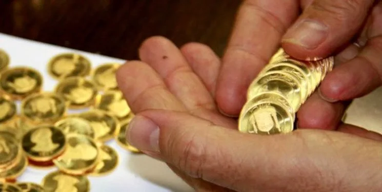 تعدادی سکه روی میز و تعدادی سکه کیف دست قرار دارد