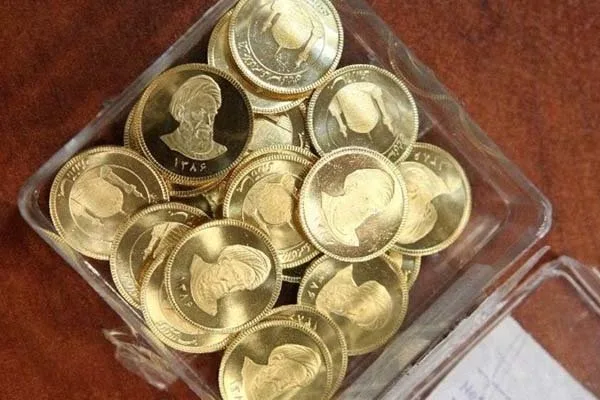 تعدادی زیاد سکه داخل یک جعبه پلاستیکی