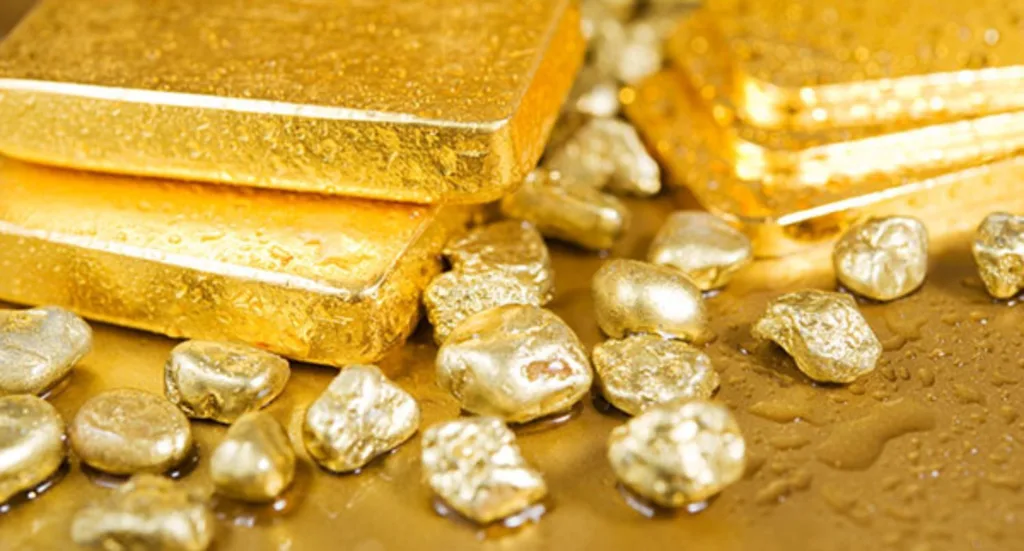 تصویری از دو شمش طلا و تعدادی طلای آبشده
