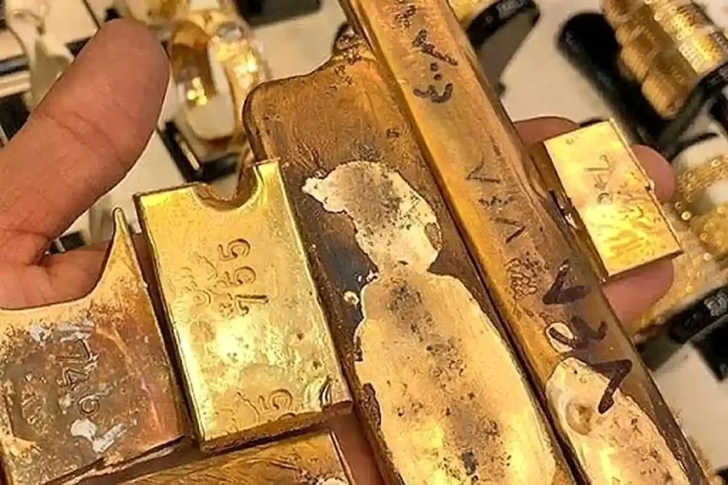 چند طلای آب شده در دست یک شخص.
