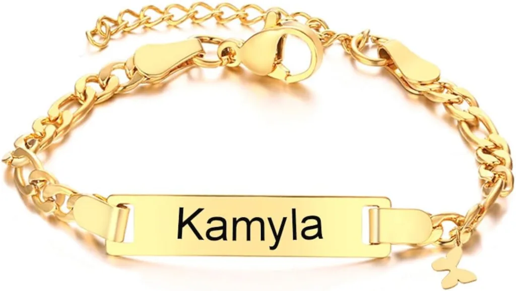 تصویر یک دستبند نجیره‌ای با یک پلاک مستطیل شکل وسط آن که روی آن اسم کامیلا نوشته شده است.