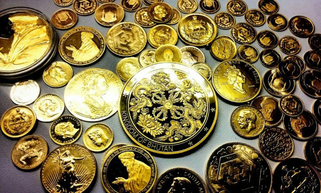 تعداد زیادی سکه طلا با طرح‌های مختلف که یک سکه بزرگ زرد رنگ وسط تمام سکه‌ها وجود دارد.