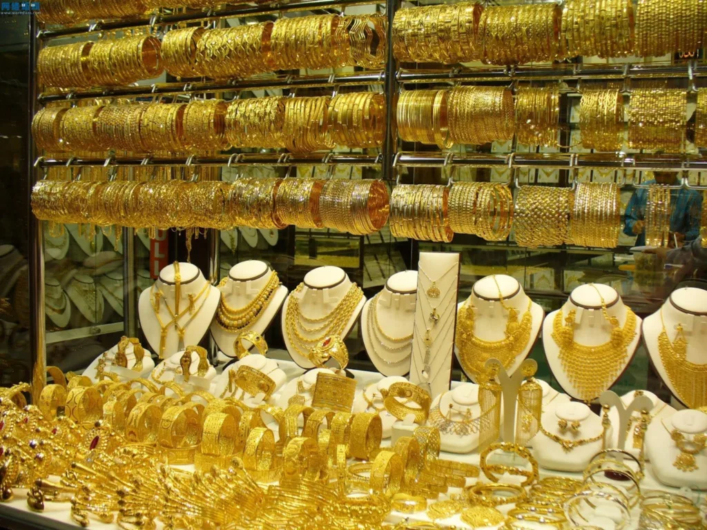 ویترین طلا فروشی متشکل از النگو و گردنبند‌های طلایی