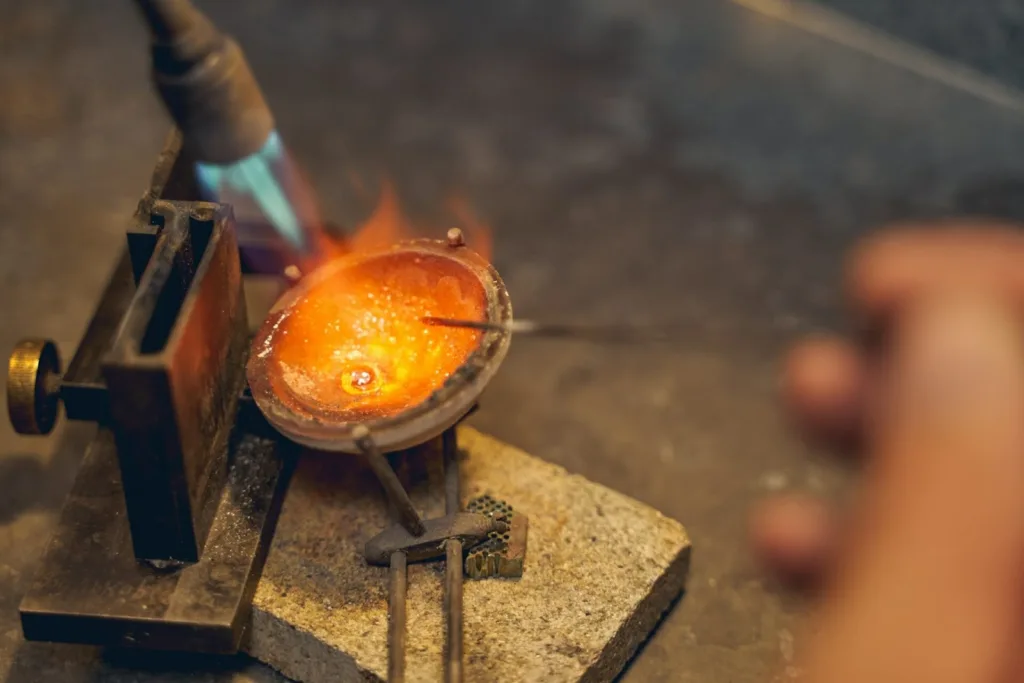 تصویر کارگاه طلا سازی در حال آب کردن طلا
