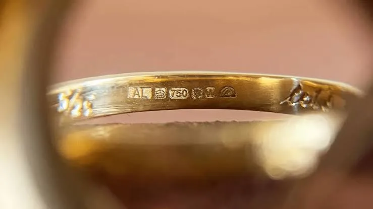 نمای داخلی انگشتر و تصویری از اعداد حک شده روی حلقه انگشتر طلا با خلوص ۷۵۰
