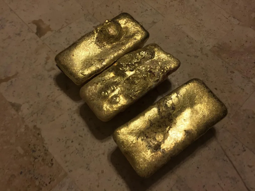 سه عدد طلای آب‌شده در قالب شمش