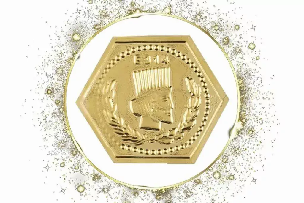 تصویر یک عدد سکه پارسیان شش ضلعی زرد رنگ که عکس کوروش وسط آن هک شده است و اطراف سکه یک هاله طلایی رنگ به صورت دایره قرار دارد.