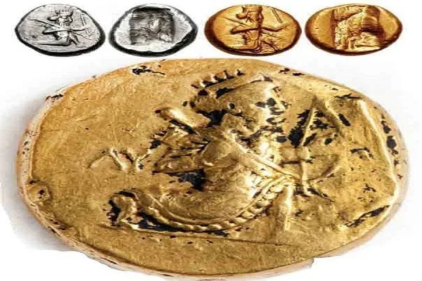 نمای بالا از روی سکه دریک متعلق به زمان داریوش اول که در بالای آن تصویر پشت و روی سکه طلا و نقره هخامنشی قرار دارد.
