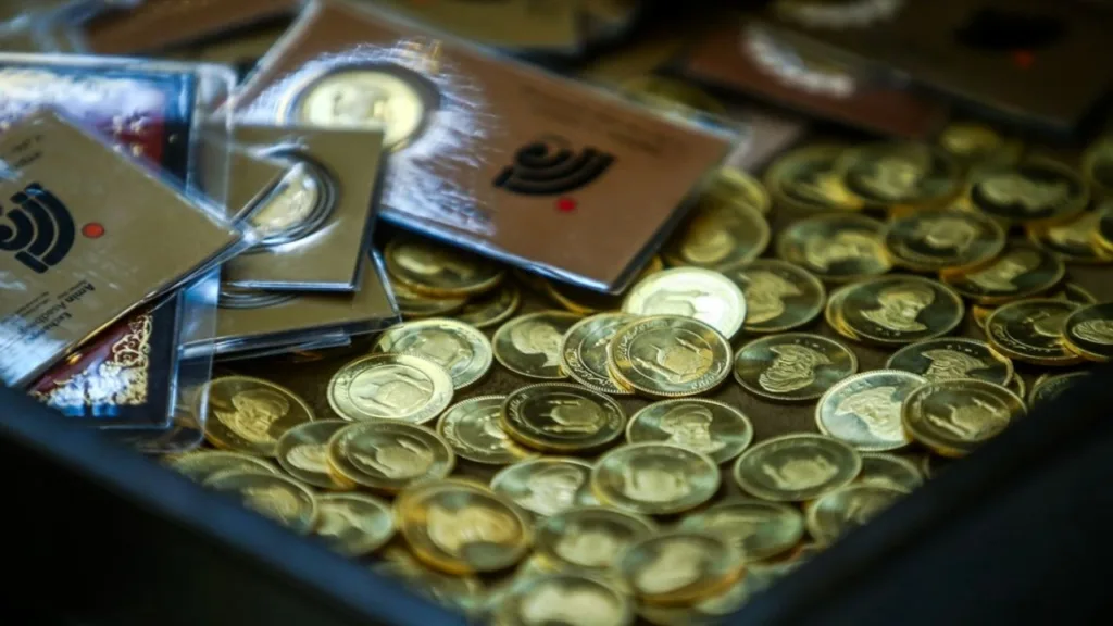 تعدادی زیادی سکه در بسته بندی و بدون بسته بندی