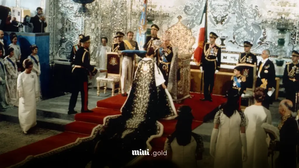 تصویر شنل جواهرنشان فرح پهلوی